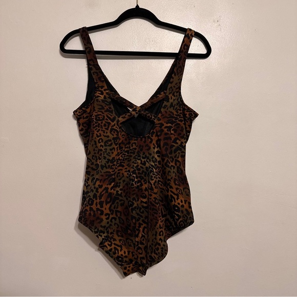 Miraclesuit Me-wow Oceanus Leopard Print One Piece Wrap Front Swimsuit Size 16D - Picture 4 of 7